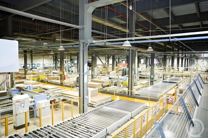 tin tức mới nhất của công ty về Các ứng dụng và xu hướng phát triển trong tương lai của cuộn nhôm phủ màu trong sản xuất cửa nhà  1